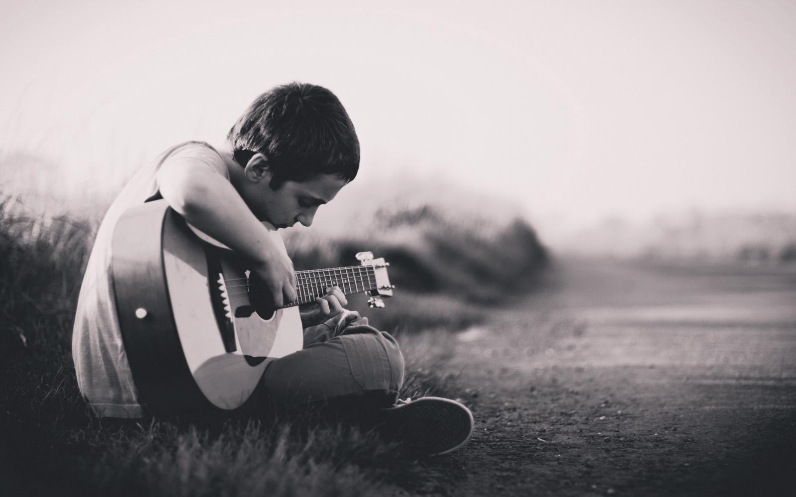 Ragazzo che suona la chitarra