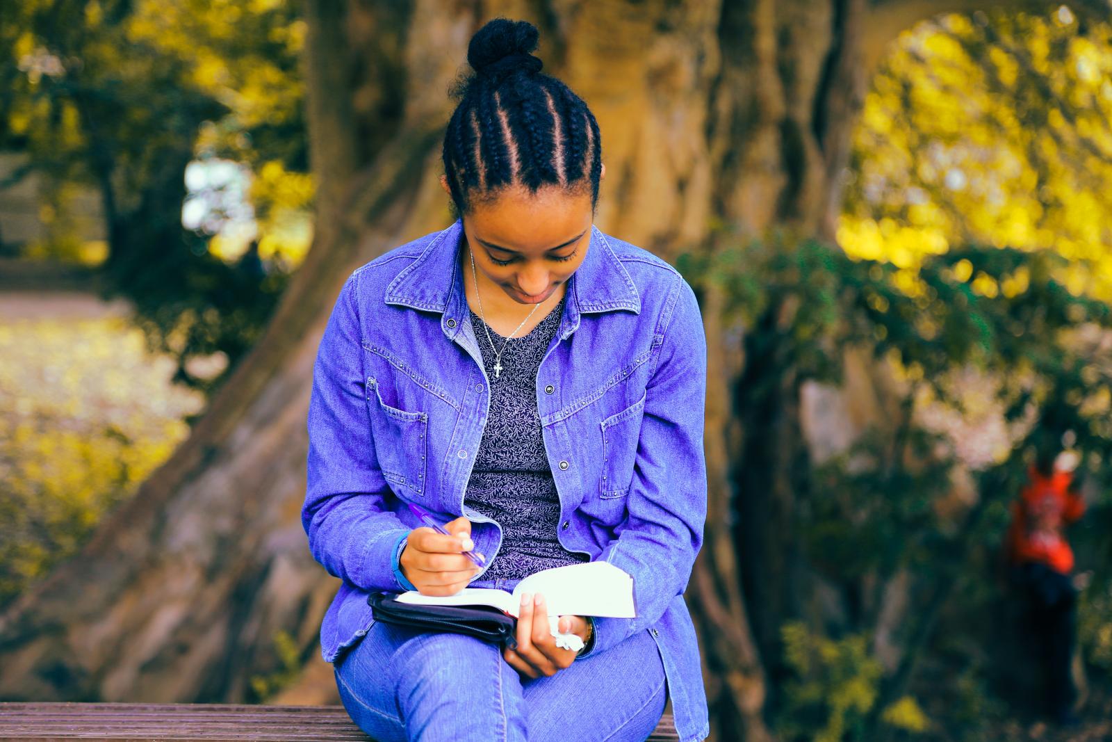 Una ragazza scrive su un quaderno