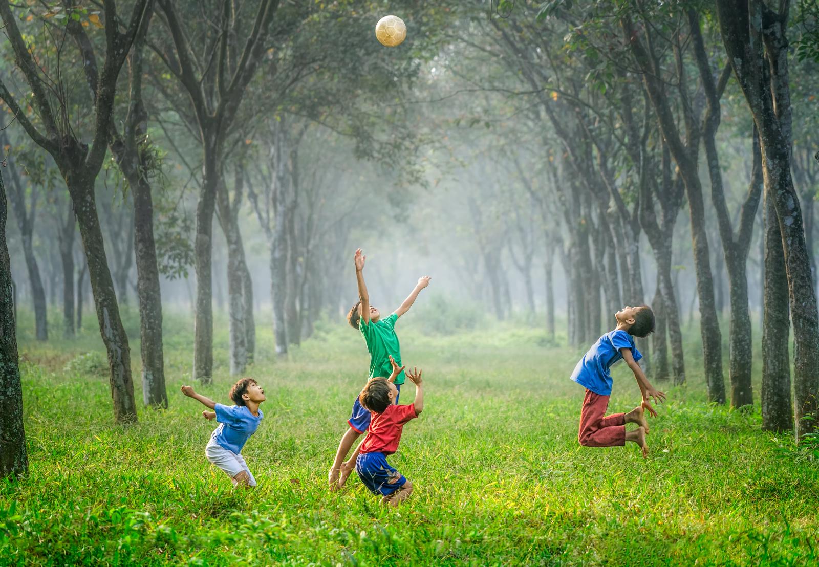 Bambini che giocano a palla