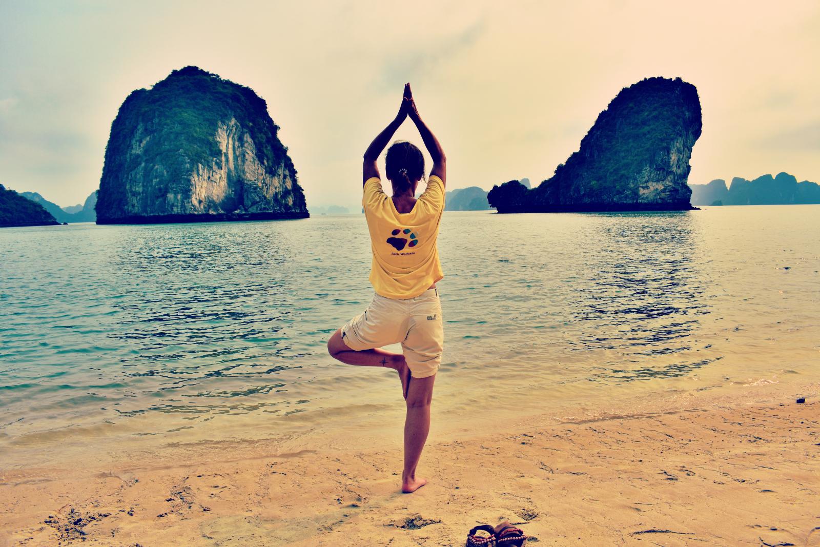 Una ragazza pratica yoga davanti al mare