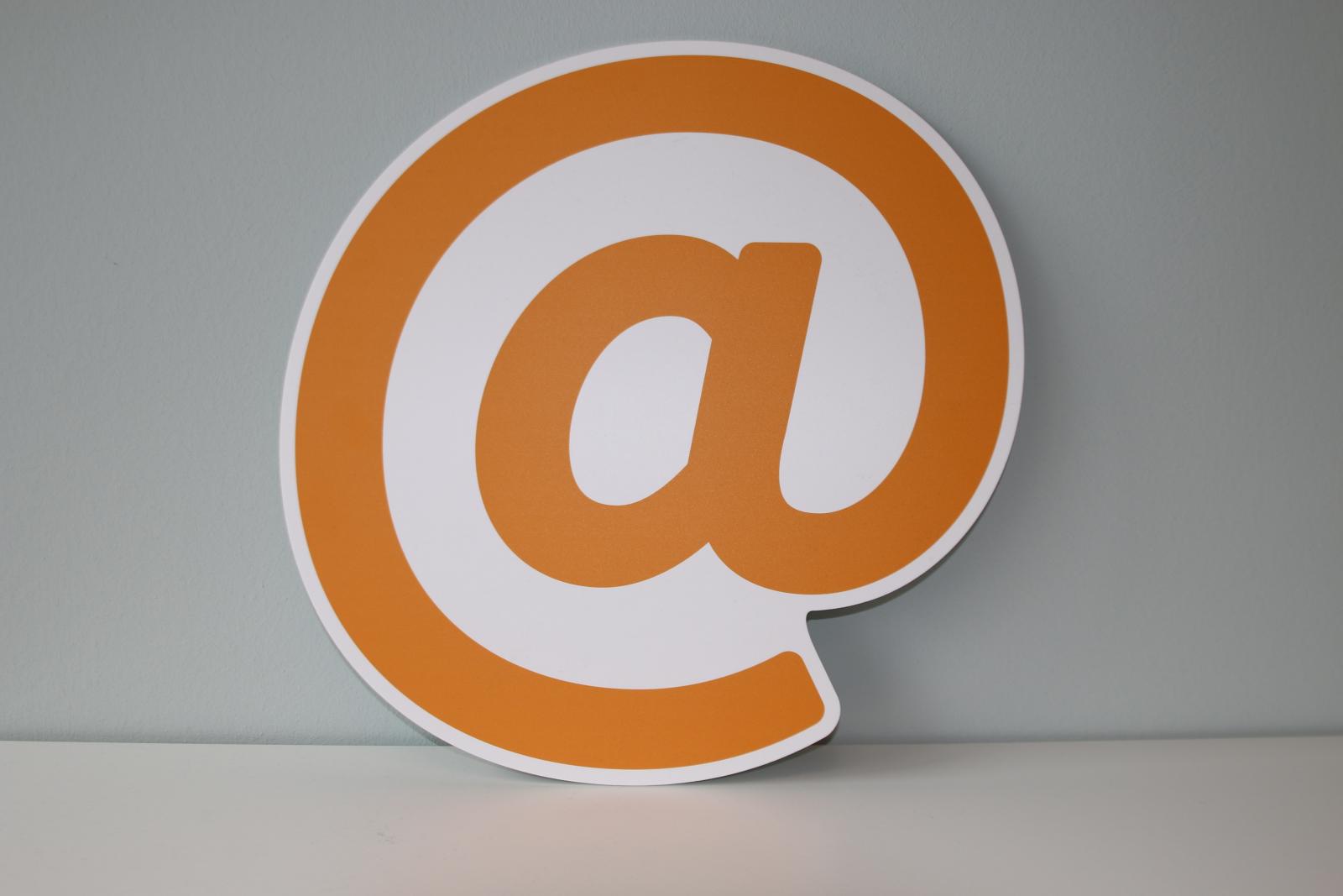 Chiocciola email ("at") di colore arancione