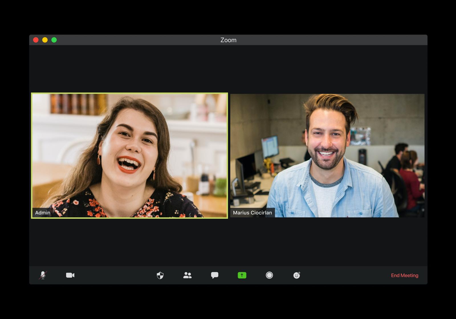 Schermo pc aperto con l'app di Zoom per videoconferenza, a sinistra l'immagine di una donna, a destra l'immagine di un uomo, entrambi sorridono
