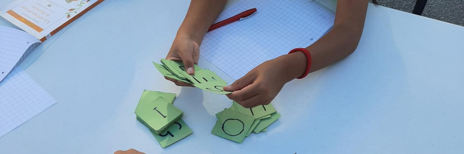 Libro appoggiato sul tavolo e tessere con le lettere dell'alfabeto.