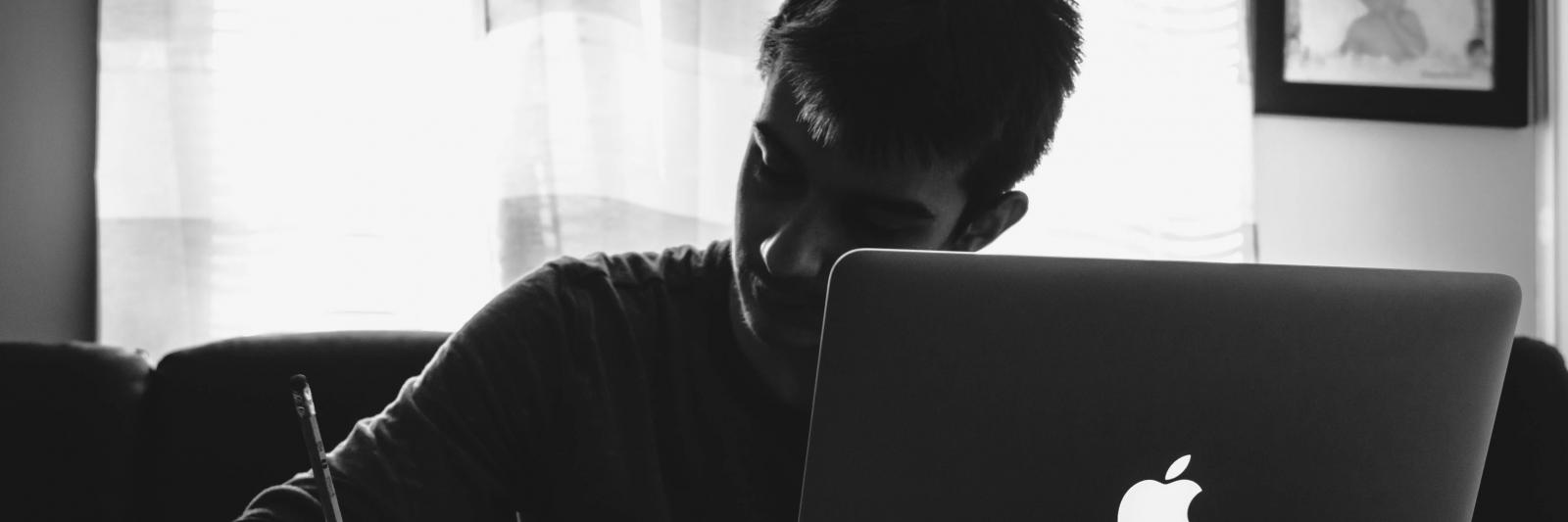 Ragazzo che studia davanti ad un computer