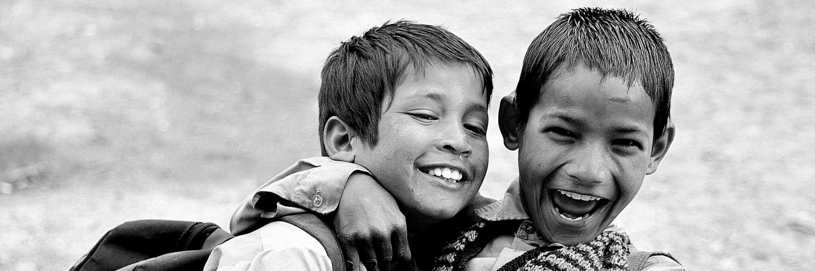 Due bambini che si abbracciano e ridono
