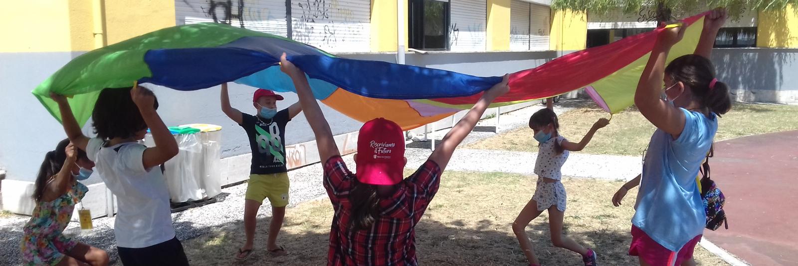 Bambini che giocano sotto un telone