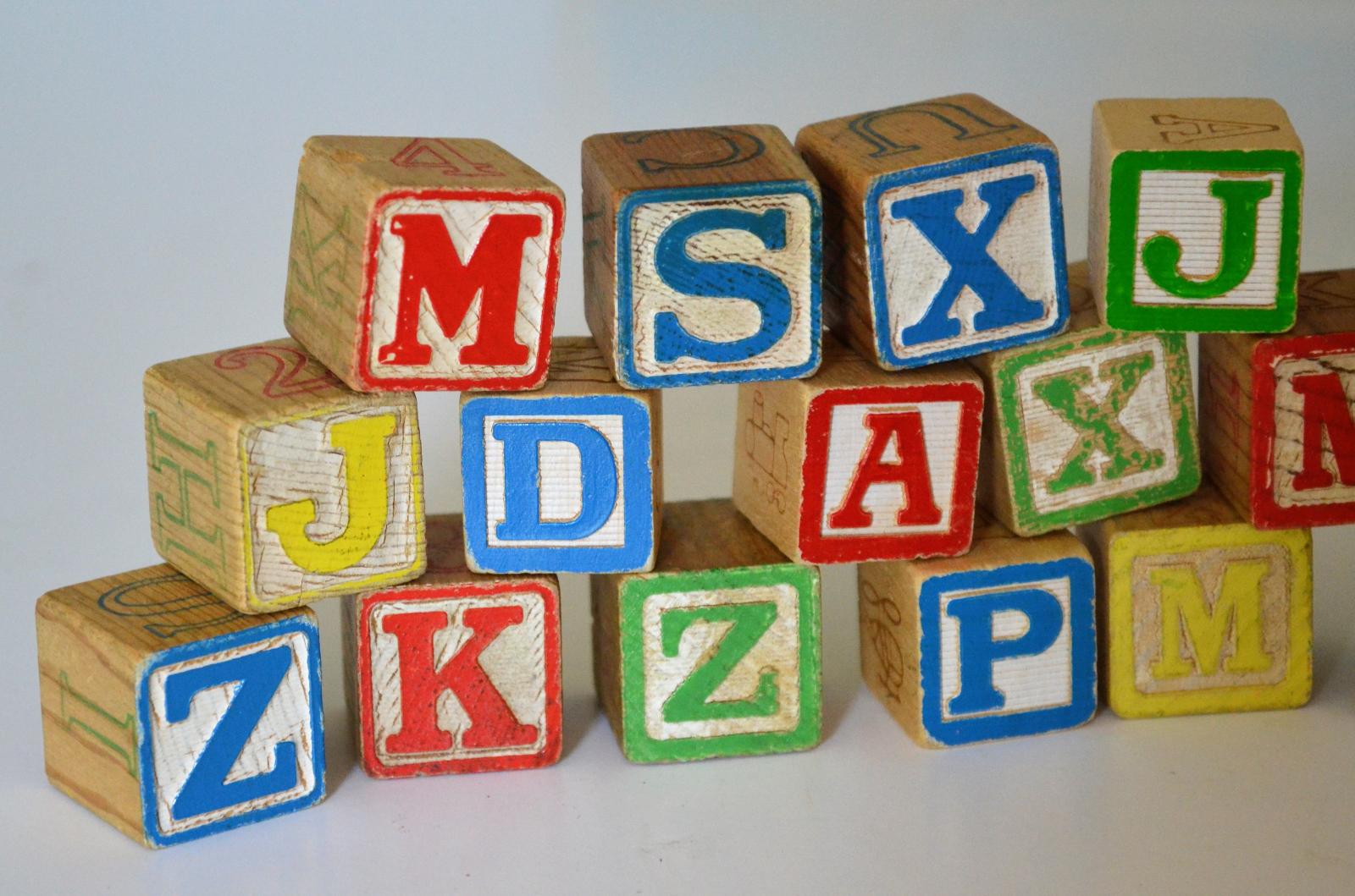 Cubi con lettere alfabeto