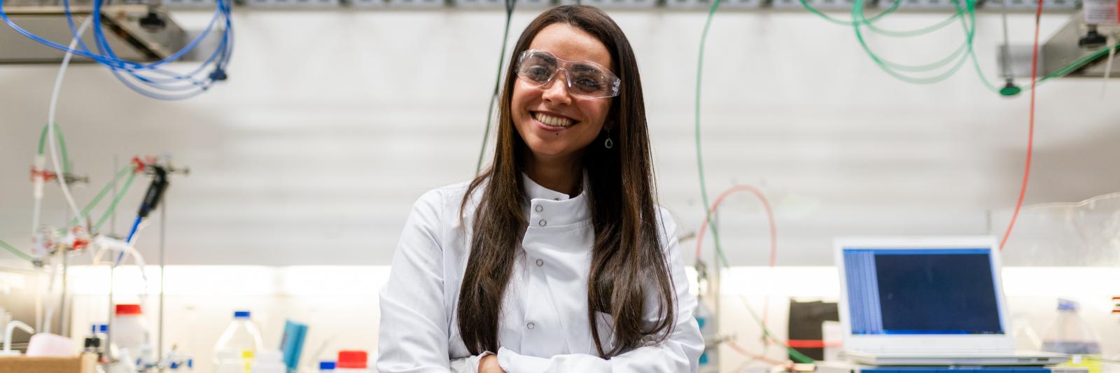 Ragazza in un laboratorio scientifico