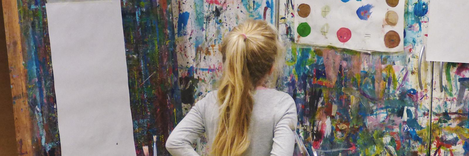 bambina che dipinge