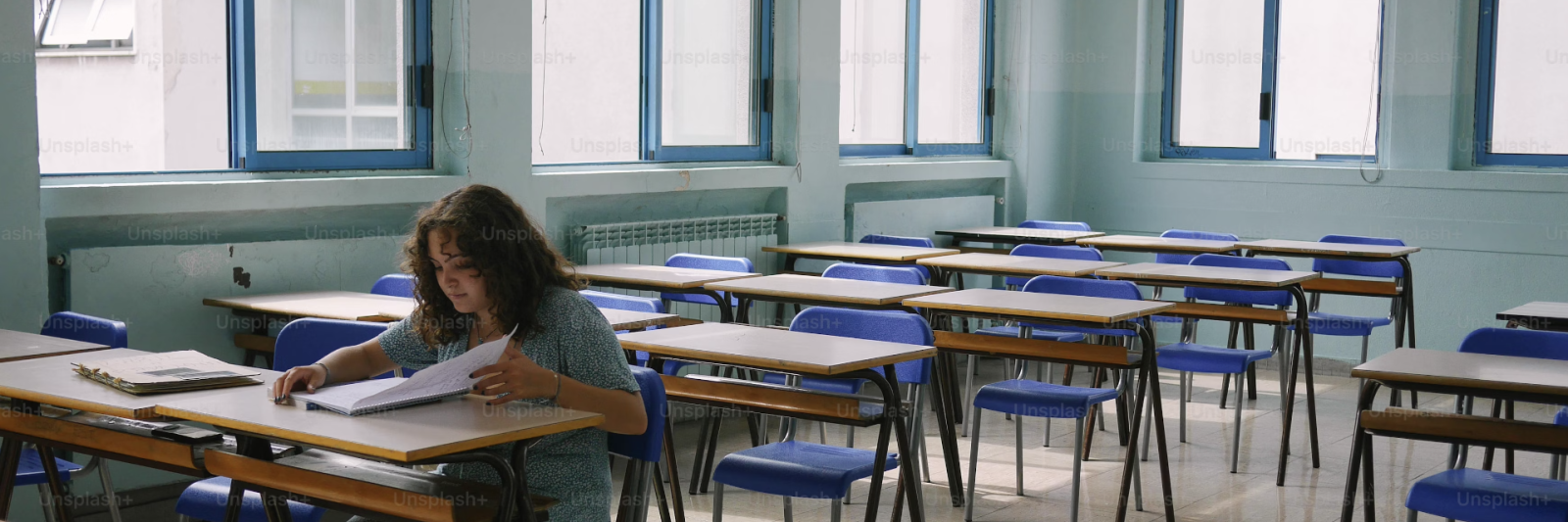 Una ragazza sola in un'aula