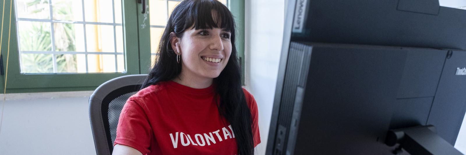 Ragazza che scriver al computer