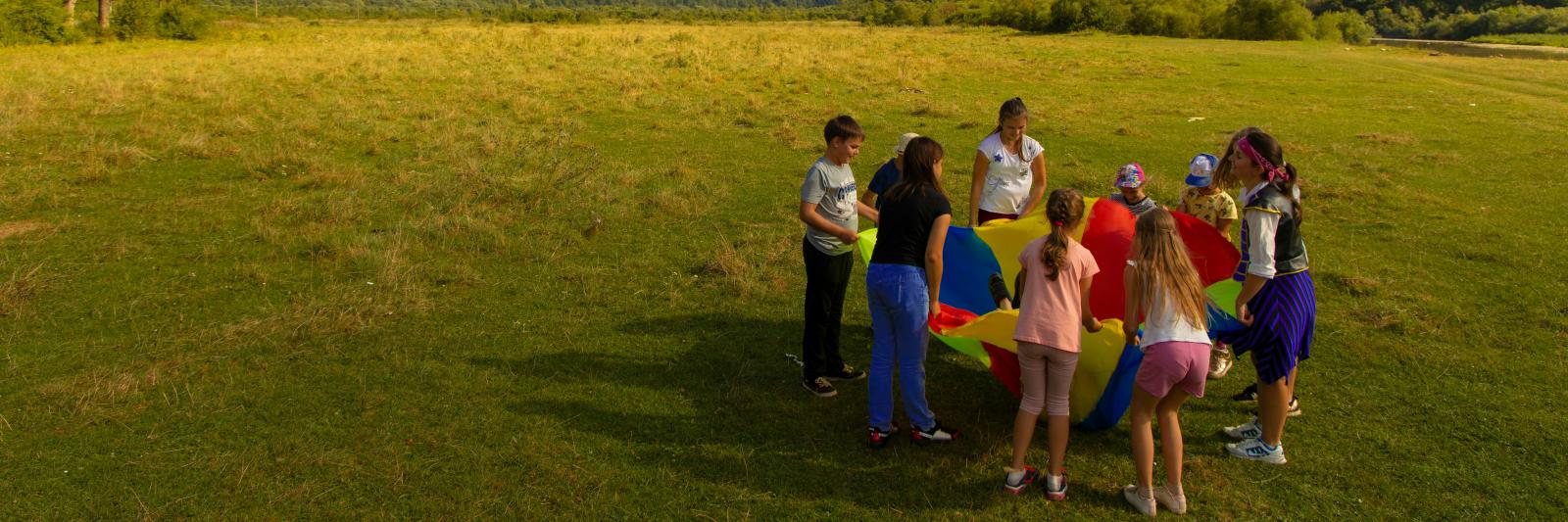 Bambini che giocano in un prato