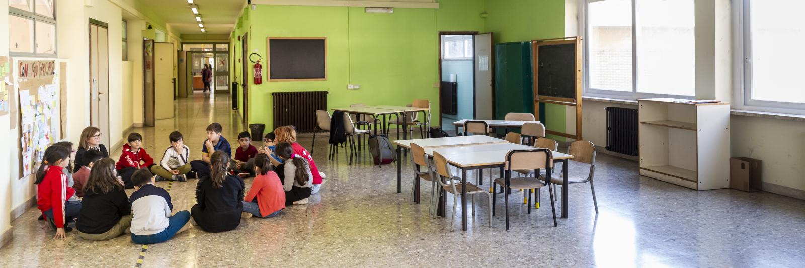 Studenti seduti in cerchio a scuola