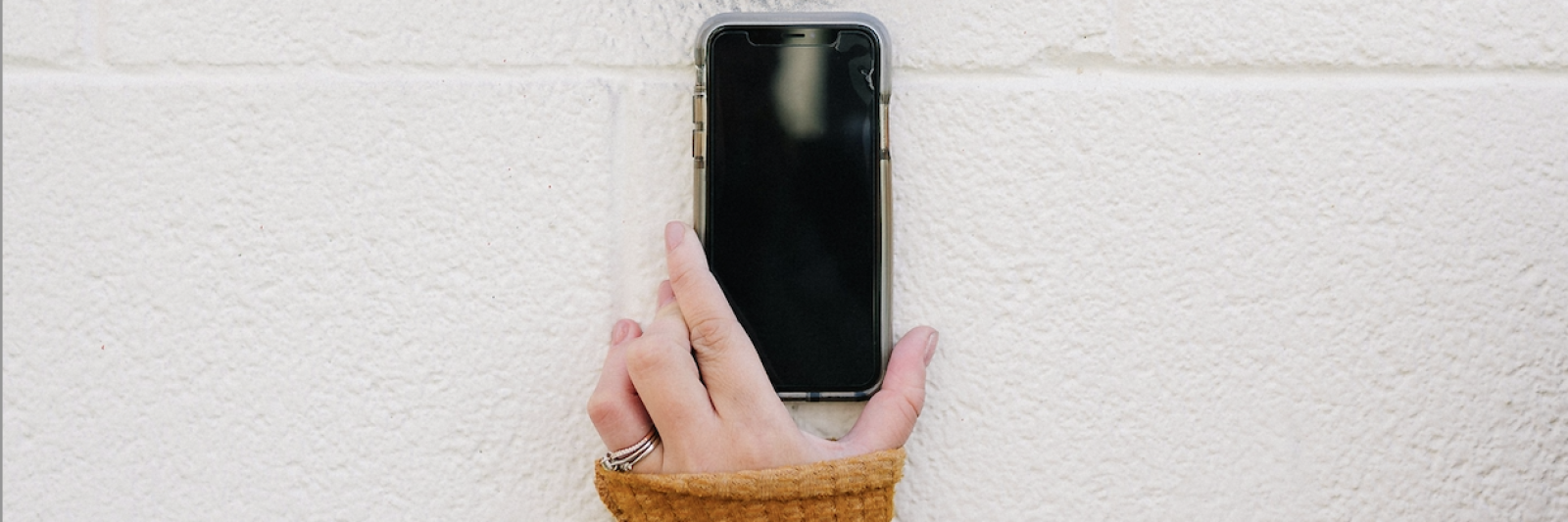 una mano che afferra un telefono