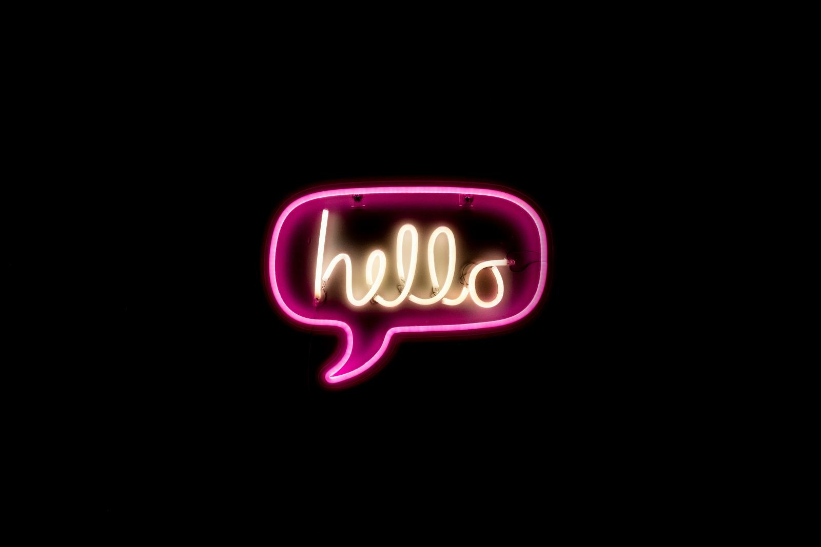 Insegna luminosa con la scritta "Hello"