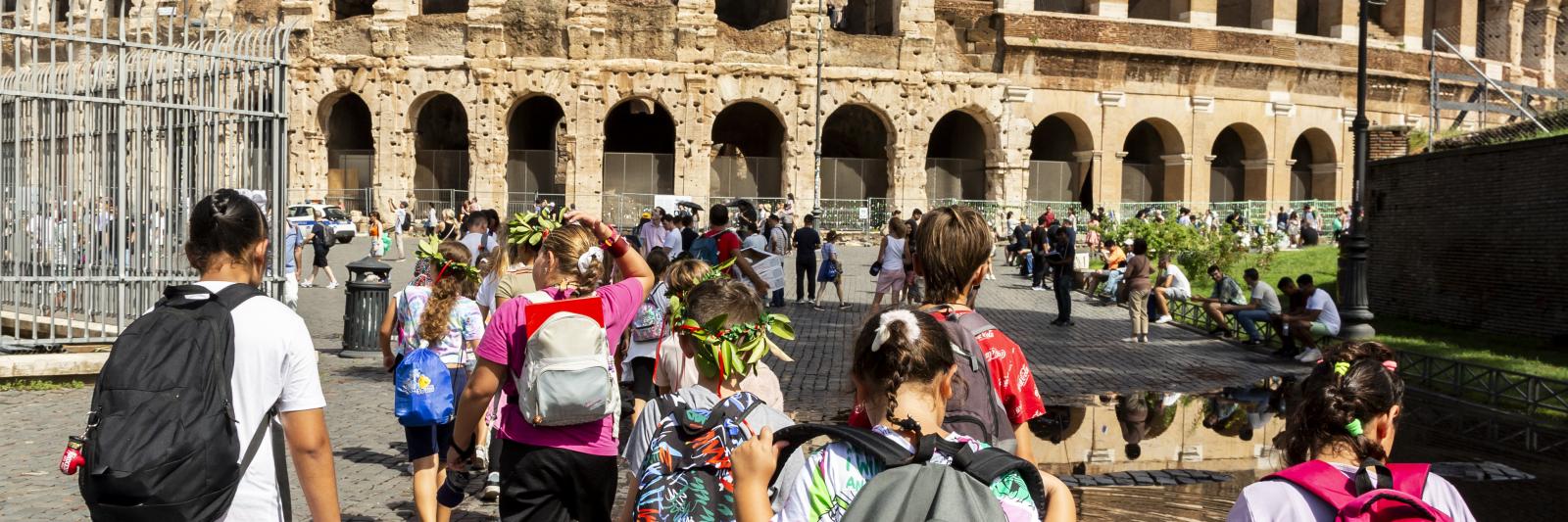 Bambini davanti al Colosseo