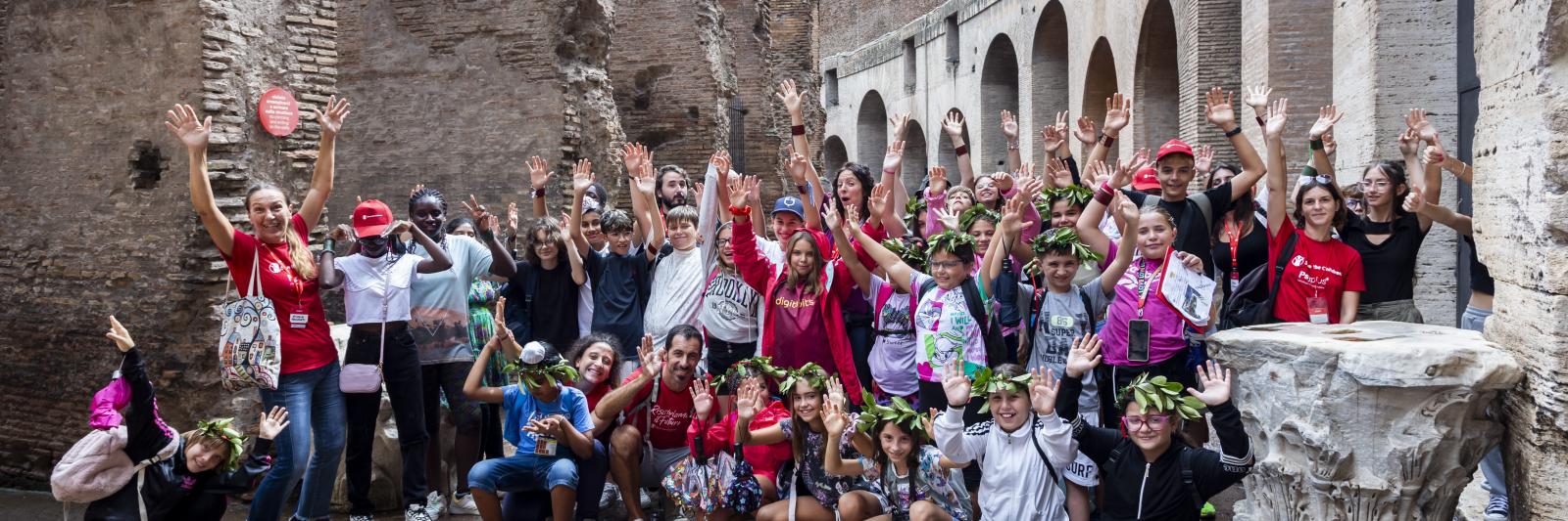 Bambini e bambine di Arcipelago Educativo davanti al Colosseo