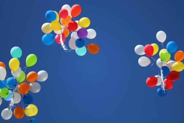 Palloncini colorati nel cielo
