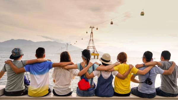 Ragazzi che si abbracciano e guardano l'orizzonte