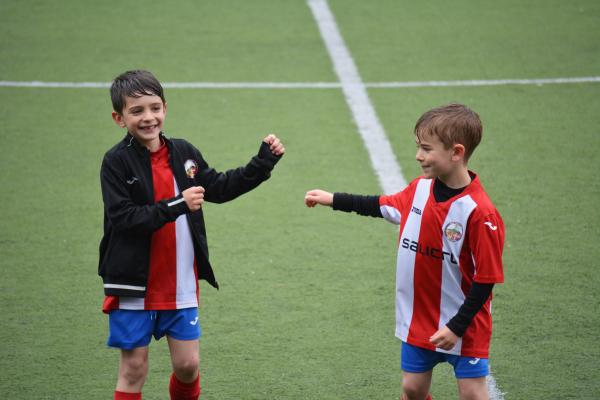 Bambini in un campo da calcio