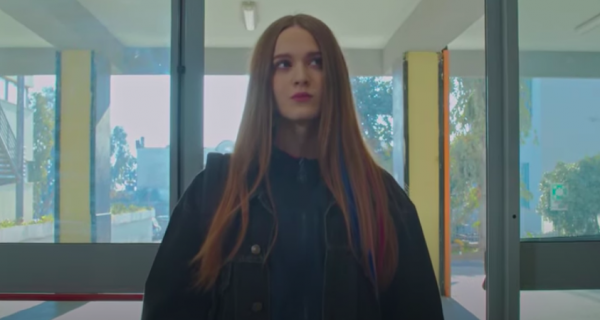 Una ragazza all'ingresso di una scuola