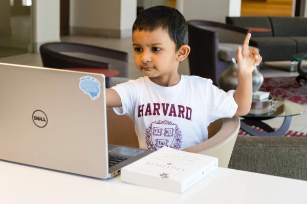 Bambino che usa un computer 