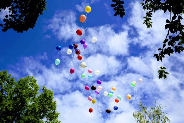 Palloncini colorati che volano nel cielo