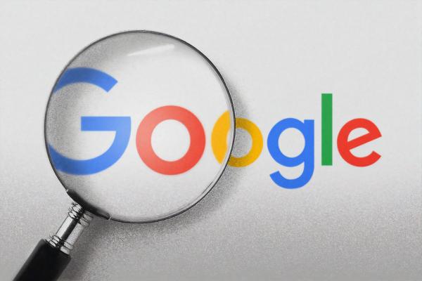 Lente di ingrandimento sul logo di Google