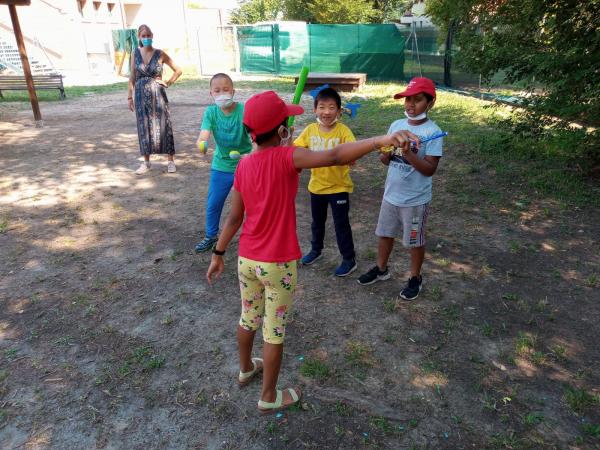 Bambini che giocano in giardino