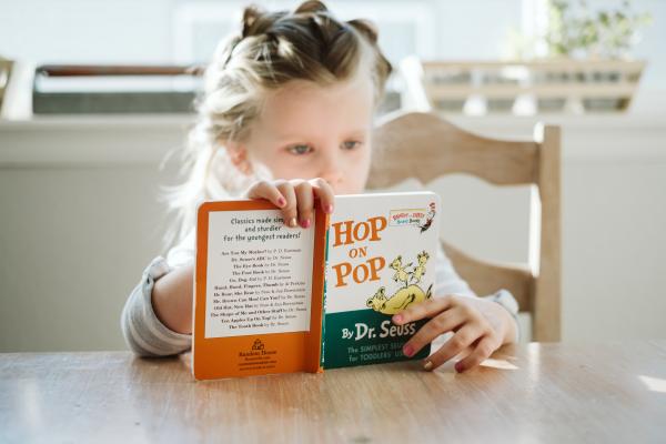 Bambina legge libro in inglese