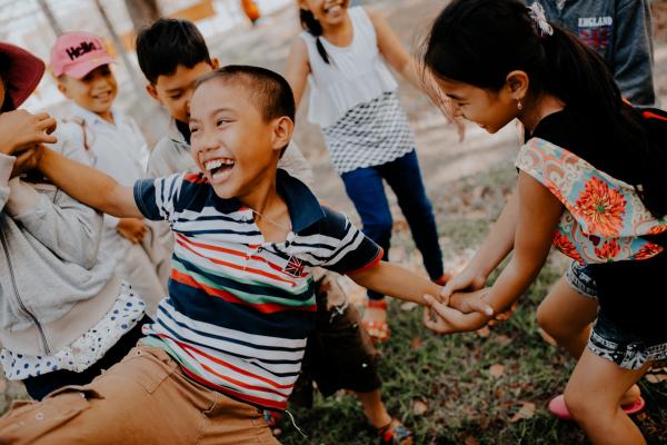 Bambini che giocano in cerchio