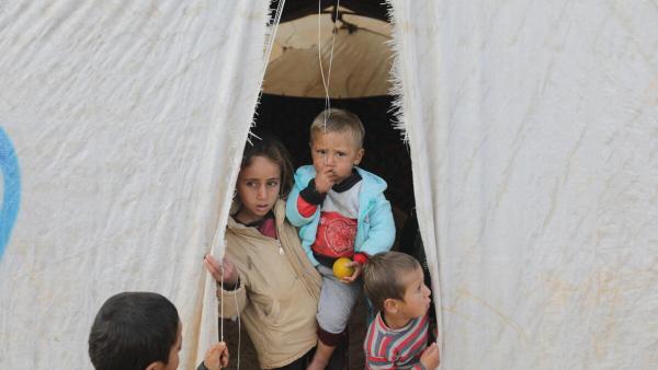 Bambini in una tenda