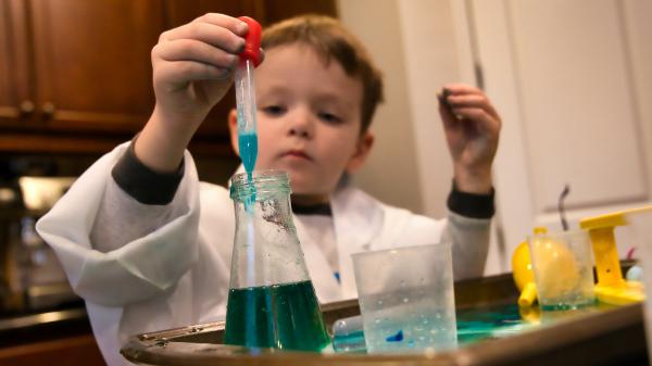 bambino laboratorio scientifico