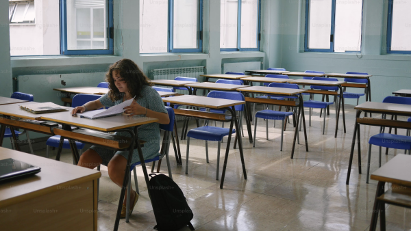 Una ragazza sola in un'aula