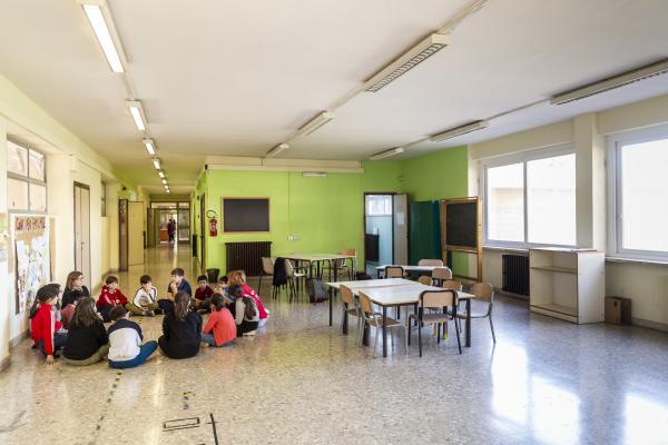 Studenti seduti in cerchio a scuola