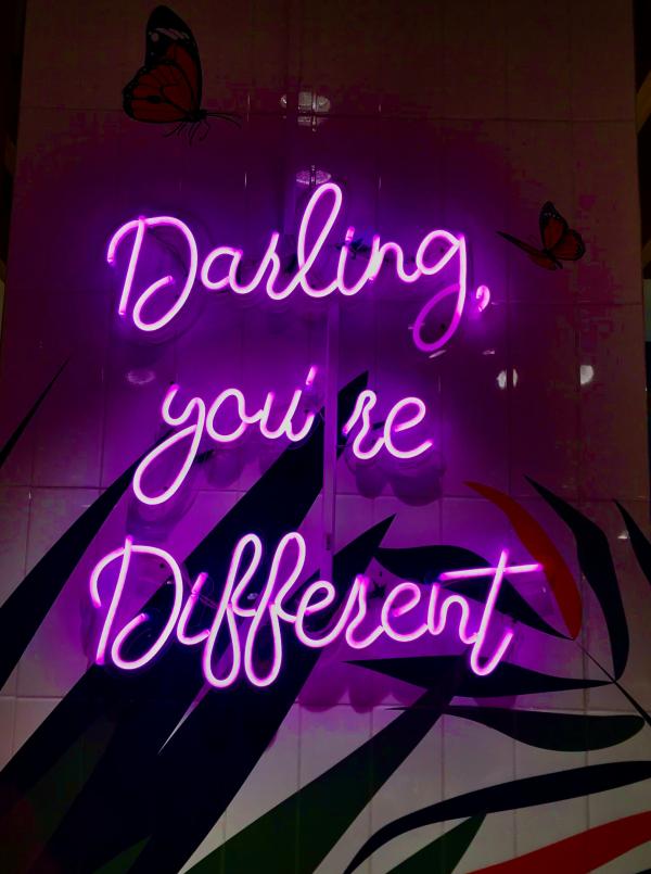 Scritta: Darling you are different