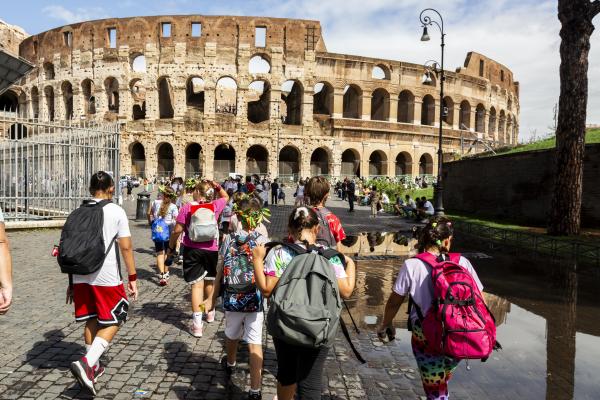 Bambini davanti al Colosseo