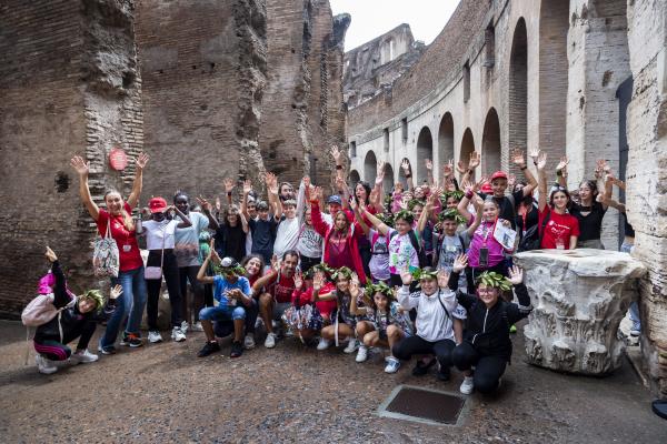 Bambini e bambine di Arcipelago Educativo davanti al Colosseo