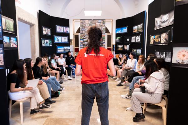 Gruppo di ragazzi e ragazze in cerchio che discutono